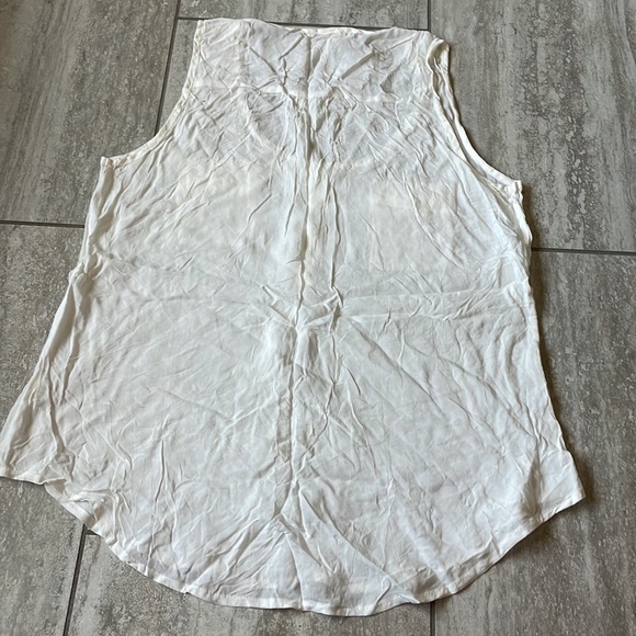 NWOT Active, L,cream wide round neck 2front pockets,sleeveless top for women - Picture 9 of 9